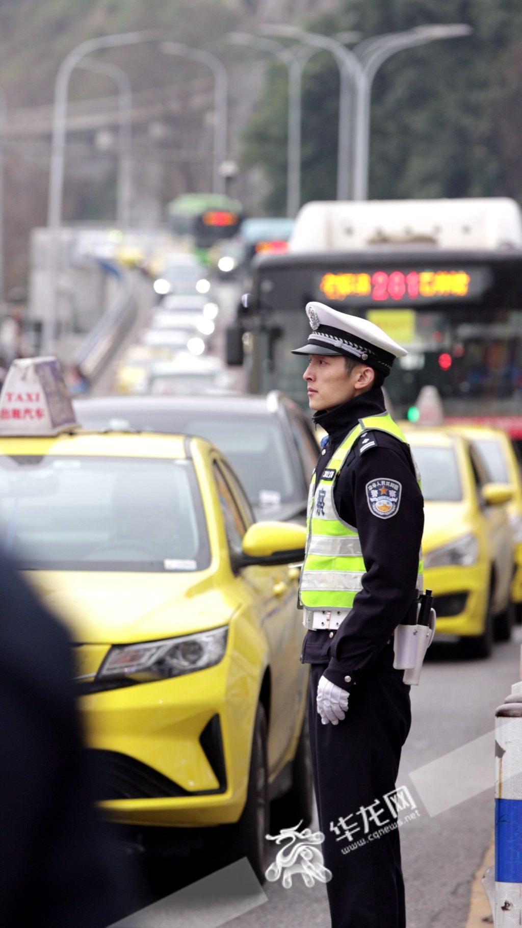 重庆火出圈的"帅气警察"找到了 他还有个温暖的"秘密"