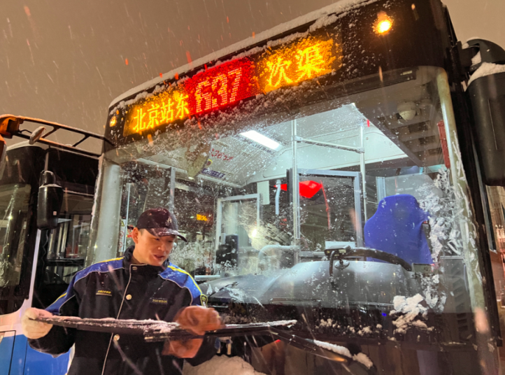 "今早5点,北京公交128路肖村公交场站安全员匡海军正在对驾驶员进行逐