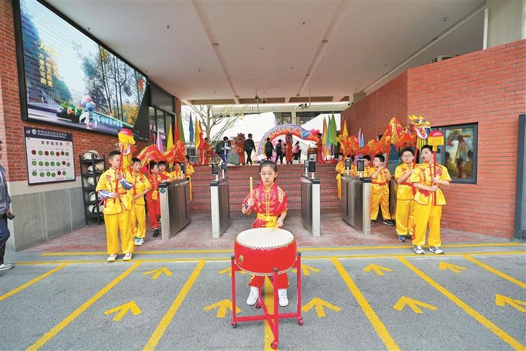 福田区石厦学校(小学部)舞龙舞狮迎接新学期.