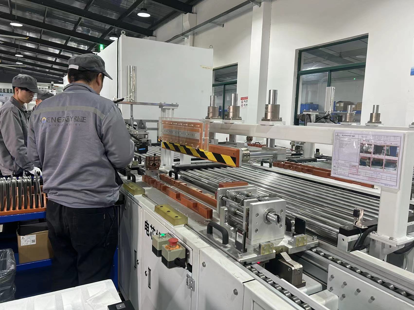 工人在流水线上加班加点生产.劳动报记者 胡玉荣 摄影