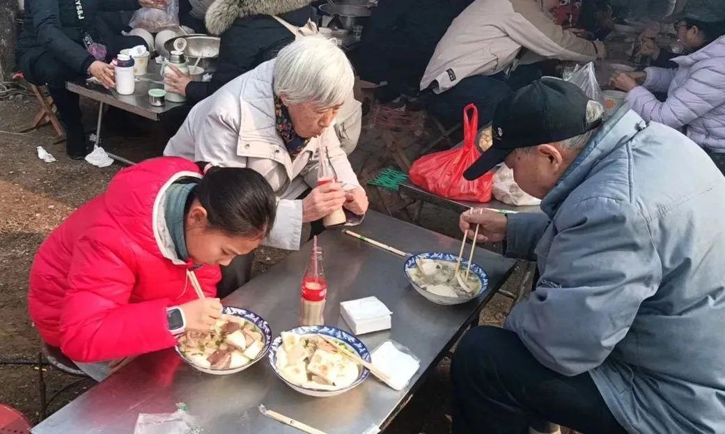 &nbsp;泊里大集最出名的就是羊汤,当地叫馇锅子,是大集当之无愧的"