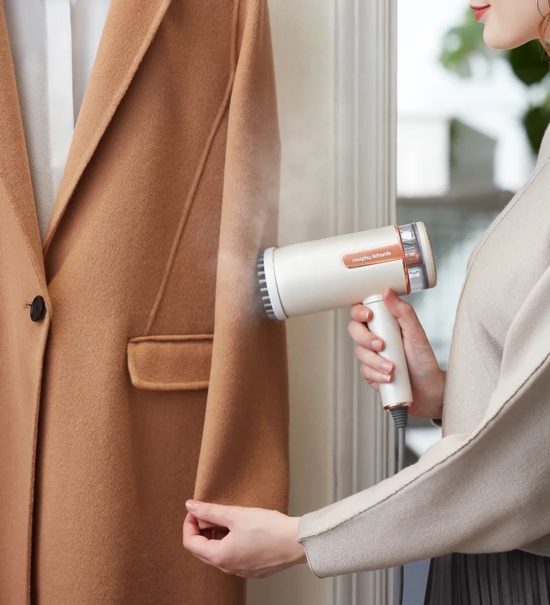 套上附送的毛刷烫衣服,有助去除毛球,灰尘.