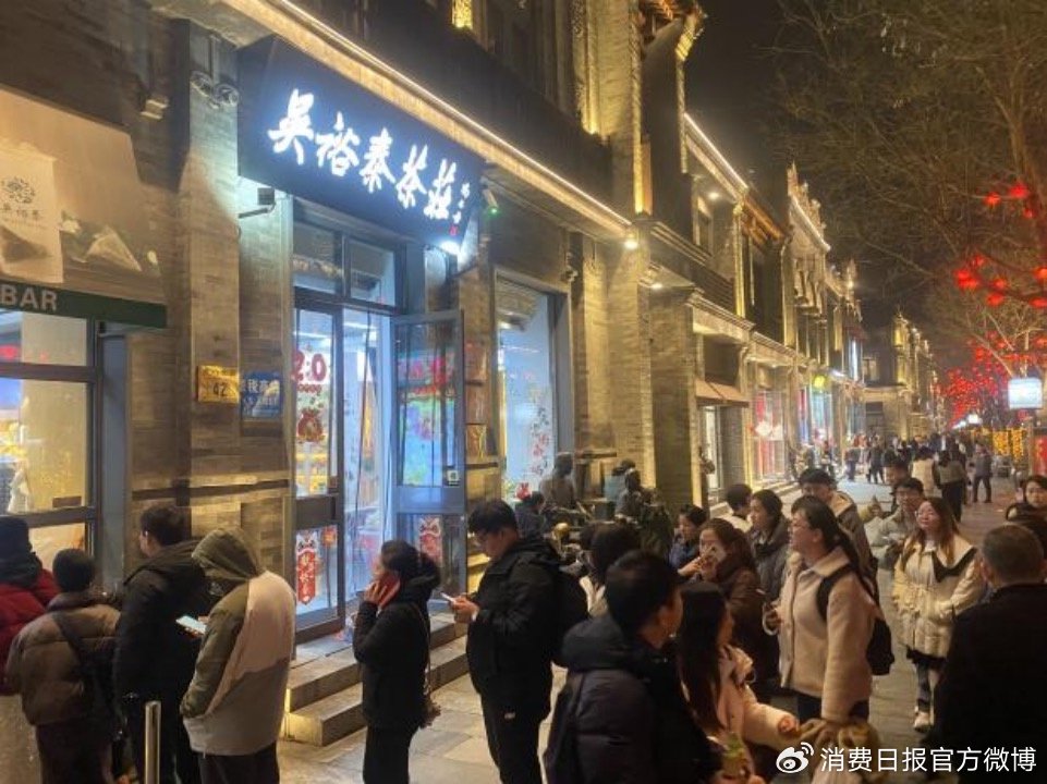 图为消费者在吴裕泰茶庄门口排队购买抹茶冰激凌。王牧云 摄