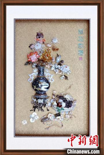 花鸟贝雕画《称心如意》.