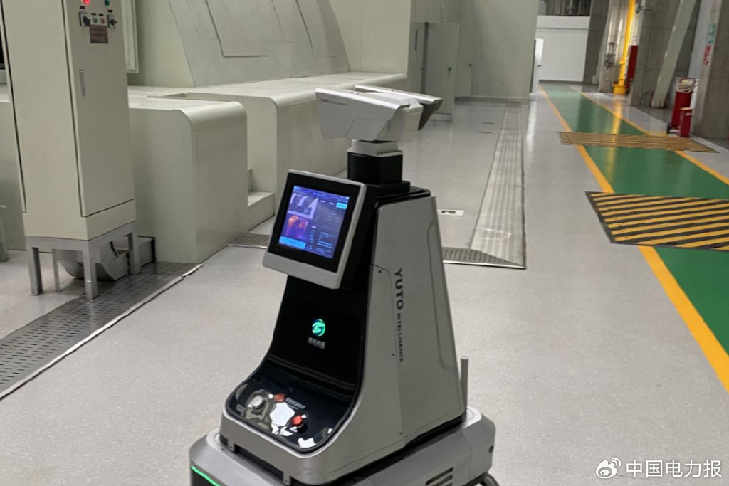 图为智能巡检机器人巡检汽轮机本体