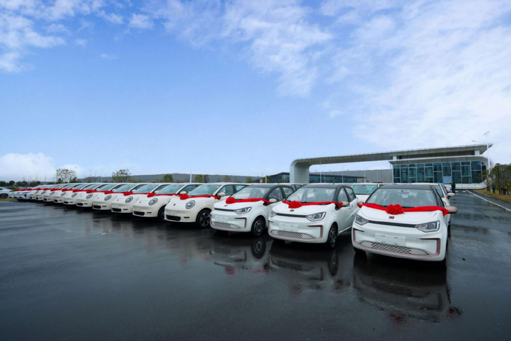 图为2月21日江淮汽车发车仪式现场,即将出口的新能源汽车.