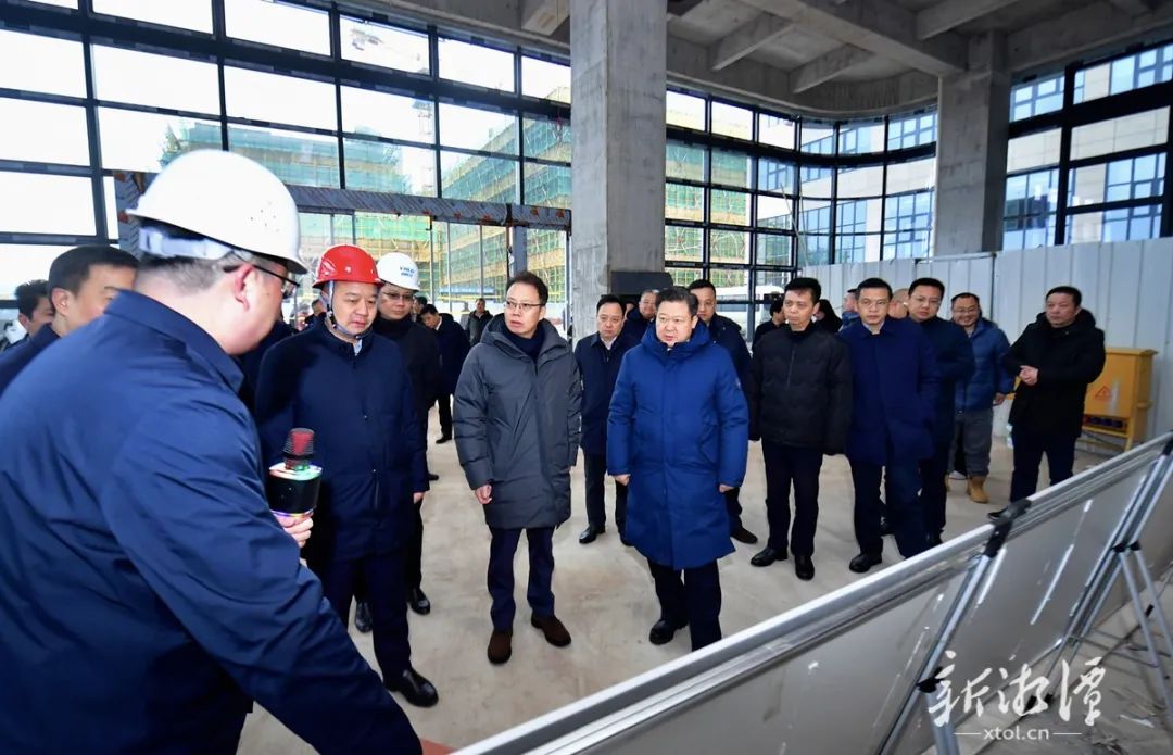 刘志仁,胡贺波在湖南亚辉龙医疗器械产业园项目现场观摩项目建设进展