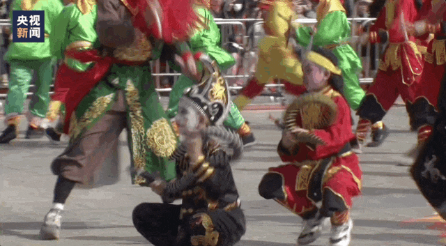 △如今，一些英歌舞队会让年龄较小的孩子表演时迁。