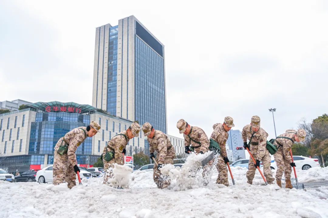 寒潮来袭!武警官兵风雪中坚守战位|寒潮_新浪财经_新浪网