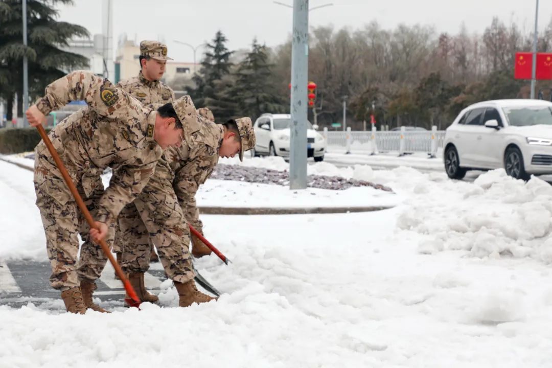 寒潮来袭!武警官兵风雪中坚守战位|寒潮_新浪财经_新浪网