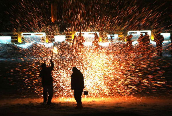 民间艺人在进行打铁花民俗表演
