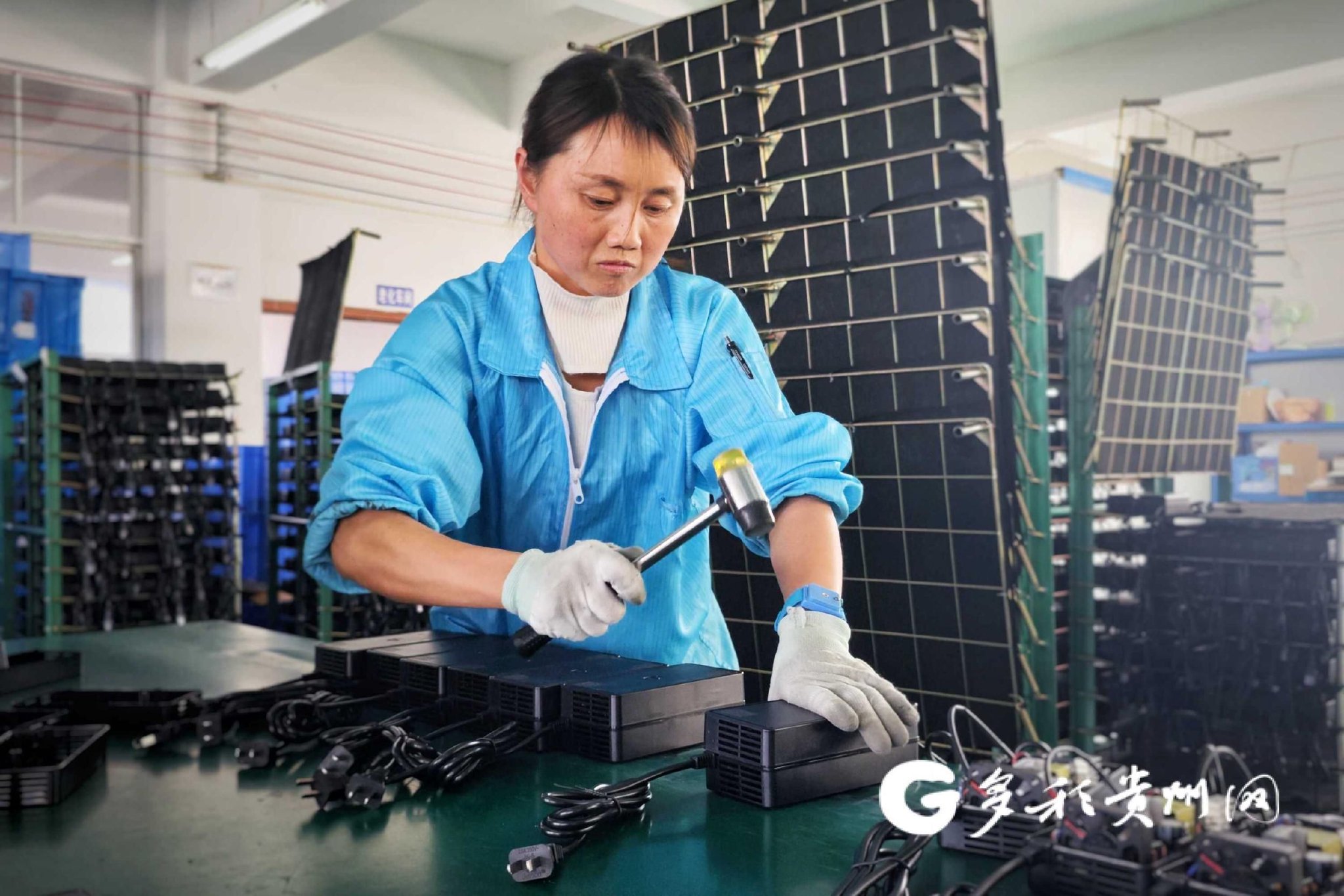 工人正在检测电子产品