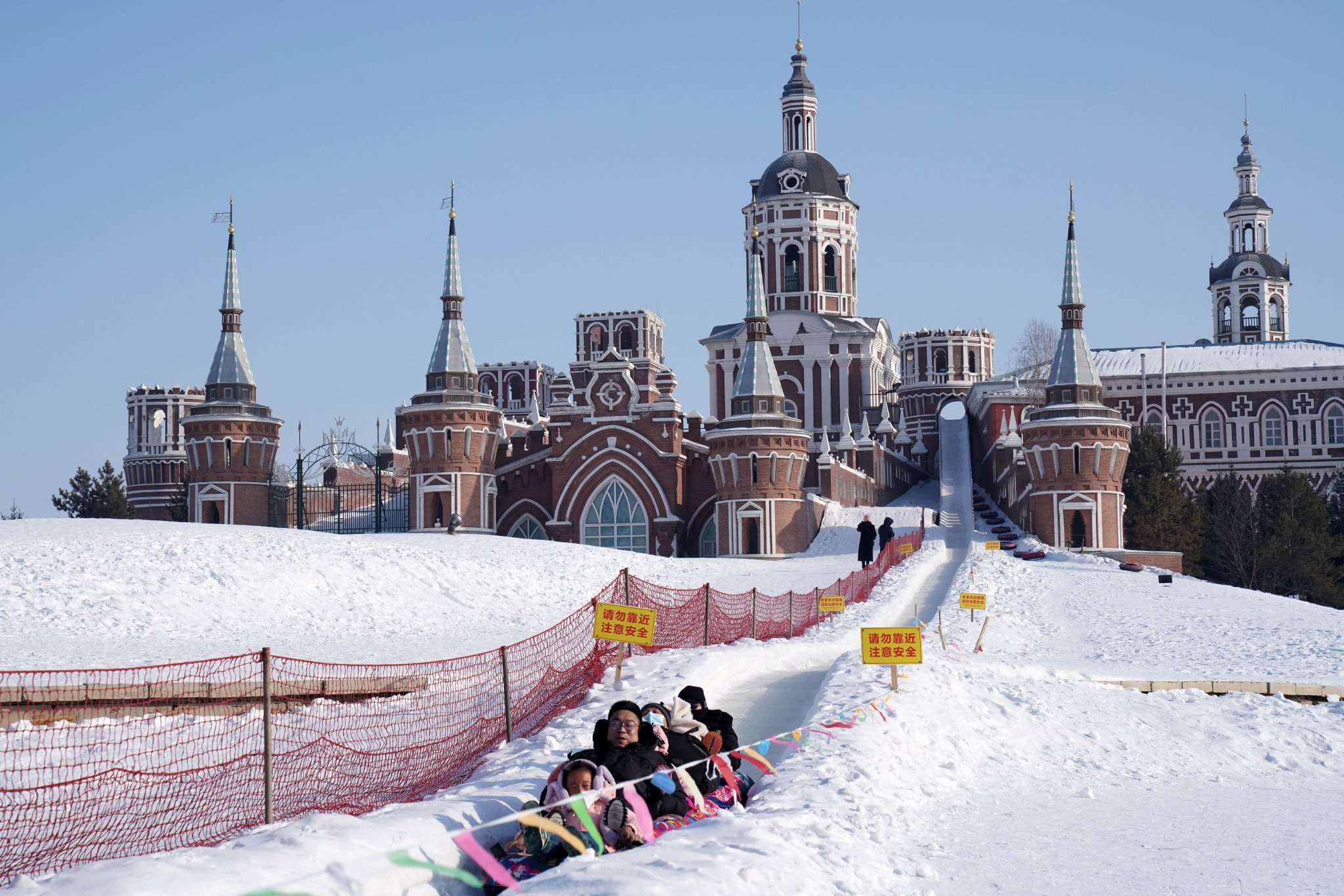 1月7日,游客在伏尔加庄园玩雪圈.新华社记者 王建威 摄