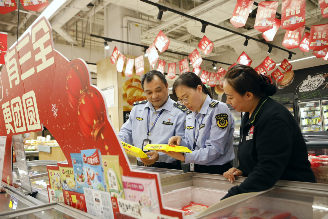 南宁市市场监管局经开分局执法人员在辖区的永辉超市进行检查。（何正君 摄）