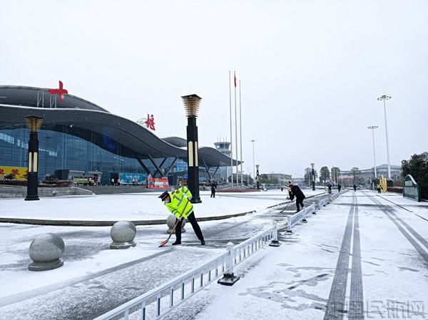 武当山机场再战风雪 全力保障春运后半程|春运_新浪财经_新浪网