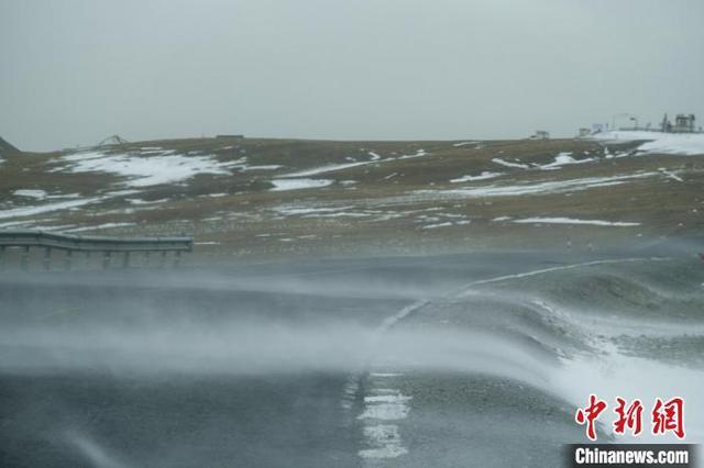 图为2月20日,西藏安多县唐古拉山垭口的风吹雪天气.