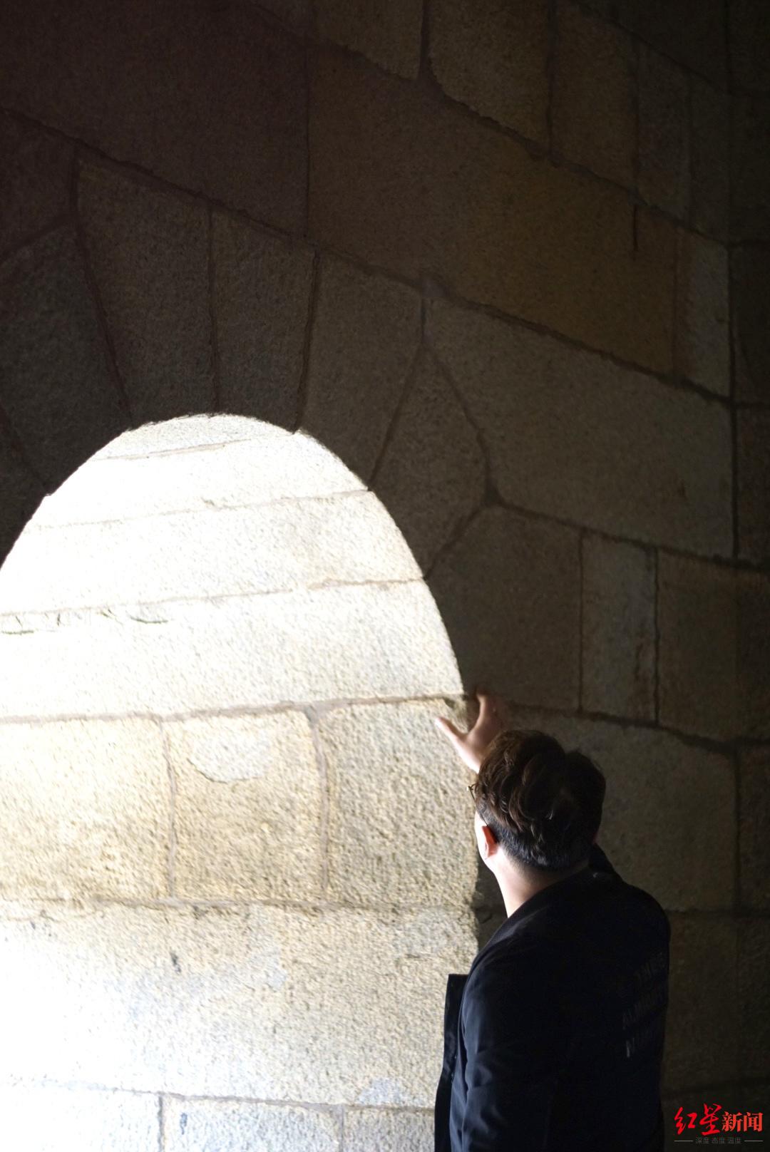 巡视六胜塔的时候,郭增沛发现底座石缝长出了较多小草,他通知附近的