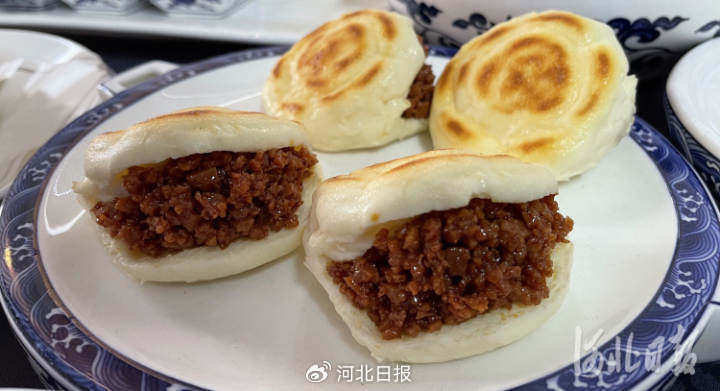 肉香而不柴,香味绵长驴肉吸满了汤汁的滋味声名远播的驴肉火烧就不能