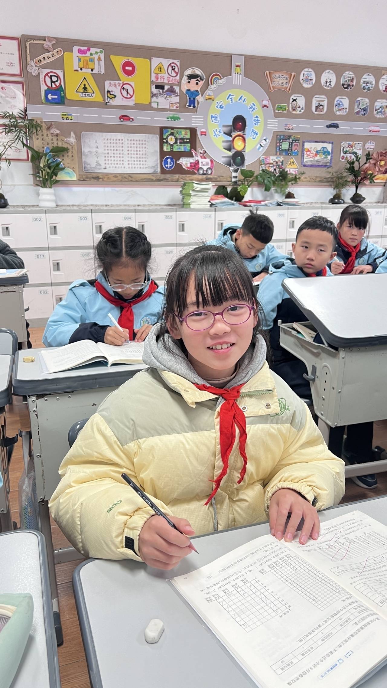 记者了解到,台州不少学校的冬季校服为羽绒服.