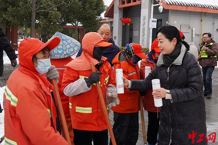黄瑜 摄据了解,为应对此次冰雪寒潮极端天气,市总工会提前三天下发了
