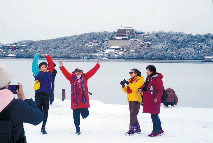 雪停之后，不少游人来到颐和园欣赏古典园林美景。 本报记者 王海欣摄