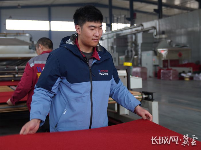 工人在打包毛毡吸音板.长城网·冀云客户端记者 齐彦红 摄