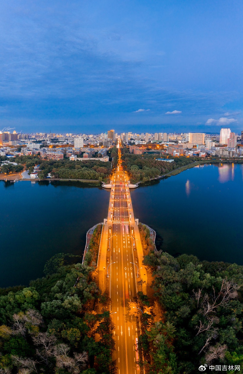 长春南湖大桥夜景(来源:图虫创意)