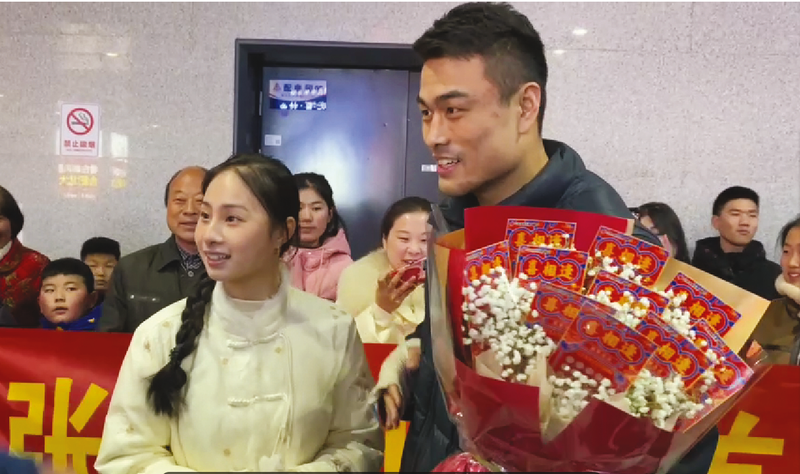 名将张名扬凯旋 家乡近百人迎接_新浪财经_新浪网