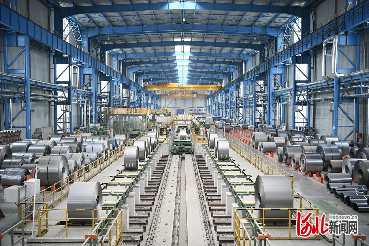 2月18日,在首钢智新迁安电磁材料有限公司新能源汽车用硅钢生产车间内