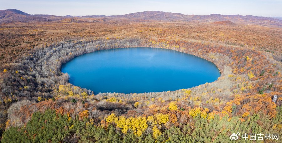 四海龙湾玛珥湖火山口湖龙湾群(来源:图虫创意)