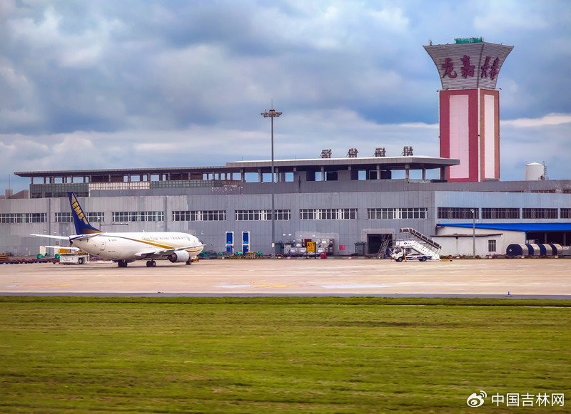 叫做龙翔国际商务中心;商务中心旁边的金色圆球,叫做"龙珠大厦"