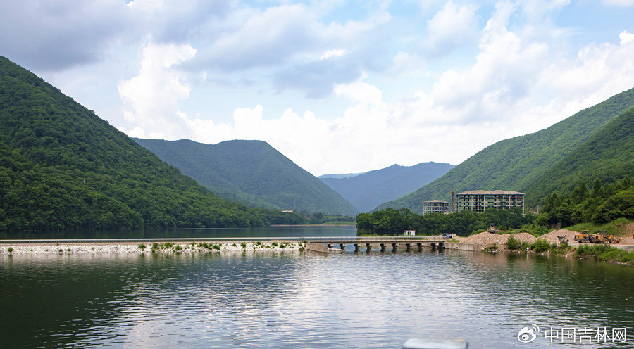 那近似正圆的湖泊所呈现的蓝色映入眼帘,似圆月,又似一颗璀璨的宝石