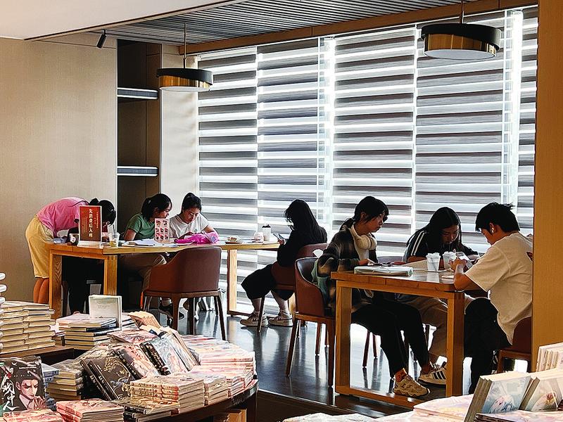 图书馆等安静场所成学生假期"自习室"_新浪财经_新浪网