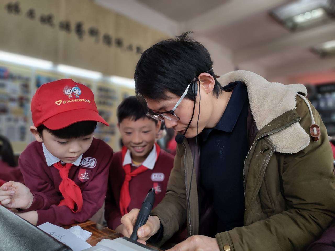台州市书生小学:晶莹玻雕 璀璨夺目_新浪财经_新浪网