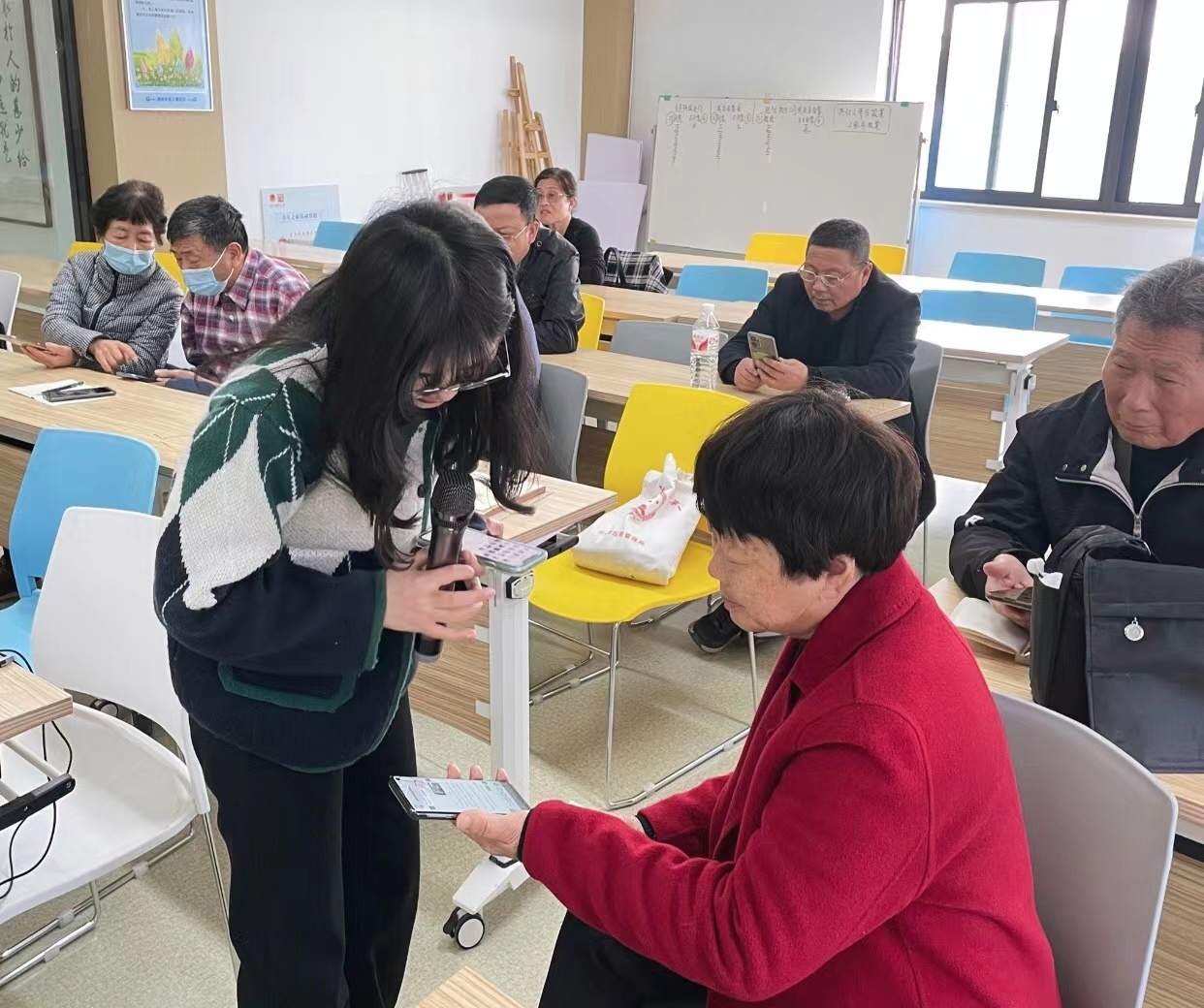 90后的我,在老年大学当老师_新浪财经_新浪网