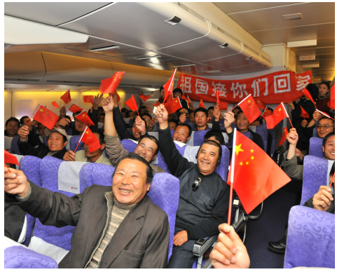 图为撤离利比亚的中国公民