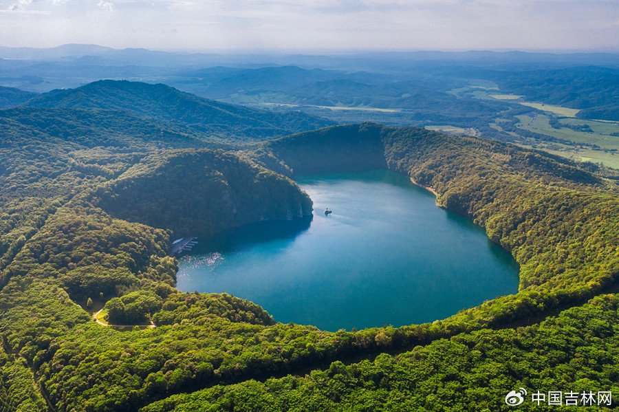 龙湾群国家森林公园三角龙湾航拍心形火山口湖(来源:图虫创意)名为"