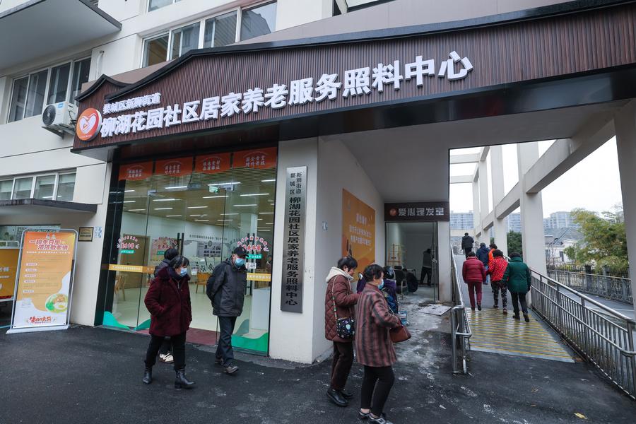 浙江省金华市婺城区新狮街道柳湖花园社区的老人们到居家养老服务照料