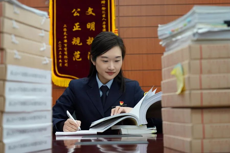 总是"和自己较劲",一点不对劲就要追查到底|公务员_新浪财经_新浪网