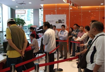 某地运营商业务员被指把顾客关在大厅里 保安还差点动手打人 实际上是