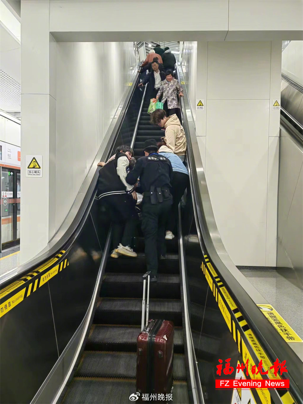 刚刚,福州地铁发生暖心一幕|扶梯_新浪财经_新浪网
