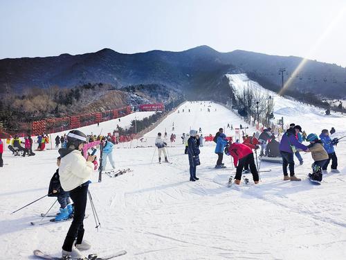 2月5日,滑雪爱好者在石家庄西部长青滑雪场滑雪.