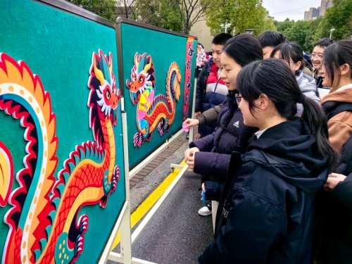 苏州工业园区星洋学校至融广场喜庆洋洋,孩子们在四条可爱的"小神龙"