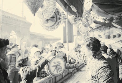 王宝琴摄1957年,千名少年儿童参加了北京市少年宫举办的元宵节提灯会.