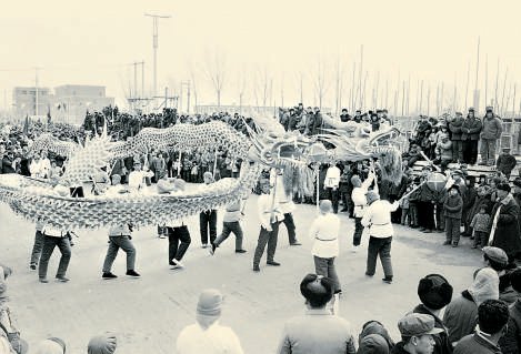 上世纪70年代末,大兴县农民在春节期间进行花会表演.王宝琴摄