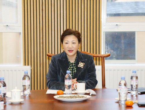 驻贝尔法斯特总领事张美芳出席"温暖迎春·共庆中国年"春节包发放仪式