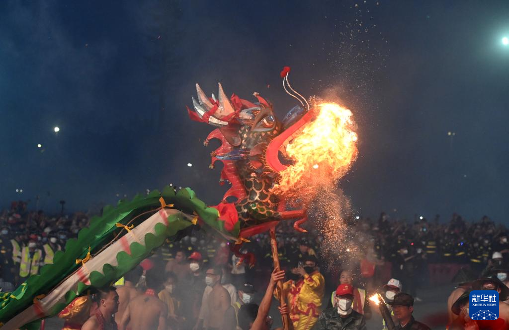 在广西宾阳县炮龙文化广场,人们在炮龙节上舞炮龙(2024年2月20日摄).
