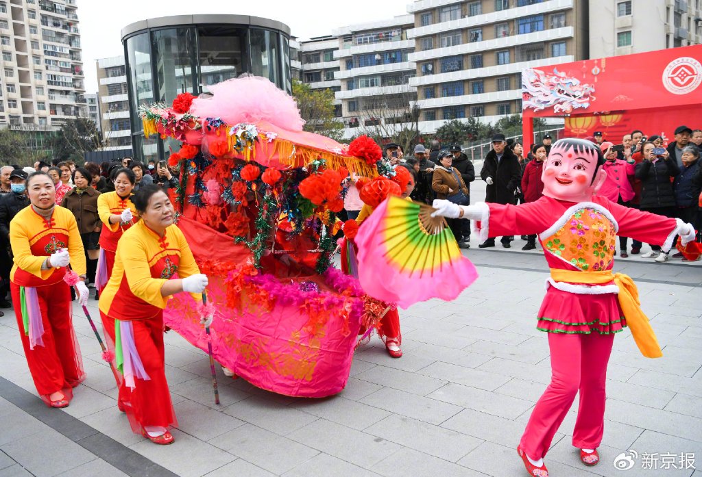 2024年2月21日,民间艺人在重庆璧山群众新春联欢活动上表演划旱船.