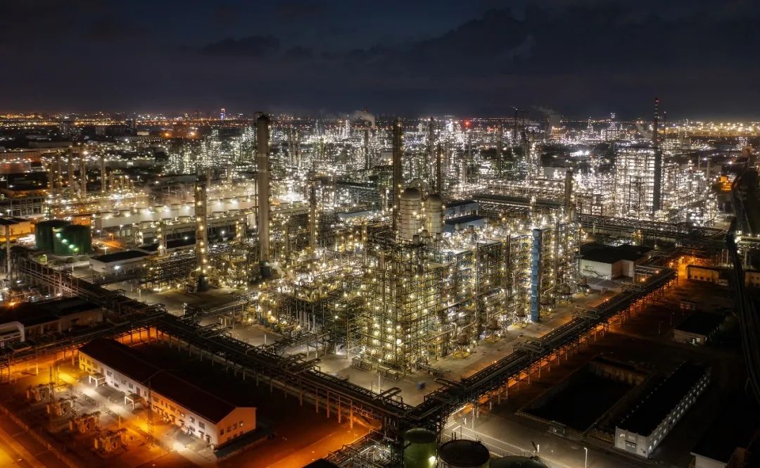 宁波镇海炼化化工厂航拍夜景.图源:视觉中国