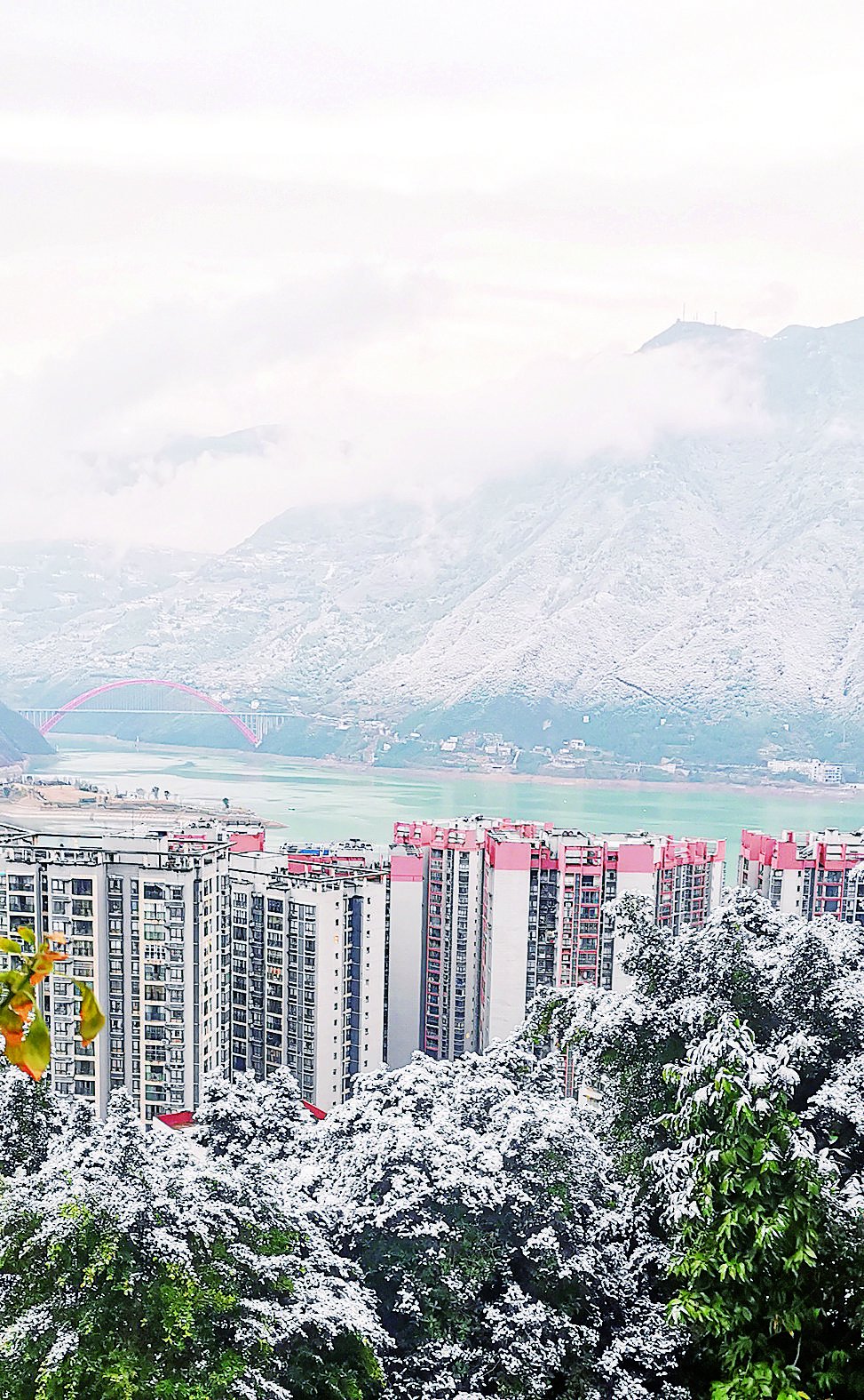 重庆市气象台预计,未来三天雨雪天气仍将持续,公众应注意防范道路结冰